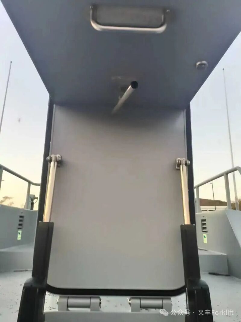 31. Hatch Covers and Deck Access: Electric Opening Systems for Engine Rooms and Storage 1. Hatch Covers and Deck Access: Electric Opening Systems for Engine Rooms and Storage